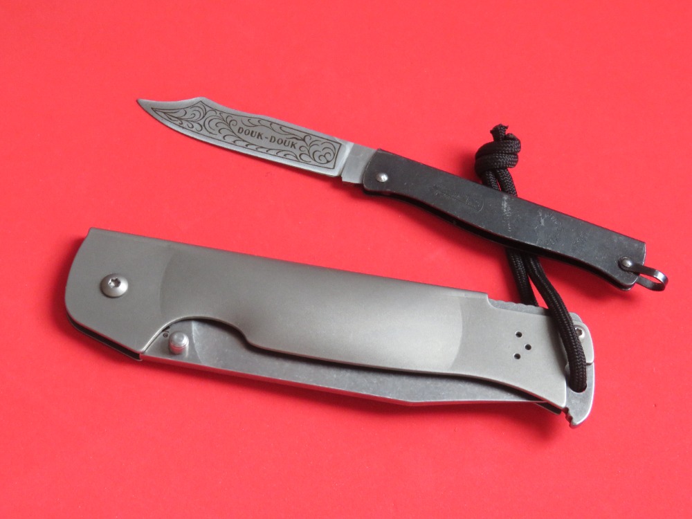 Nůž Pocket Bushman od firmy Cold Steel je inspirován nožem Douk-Douk.